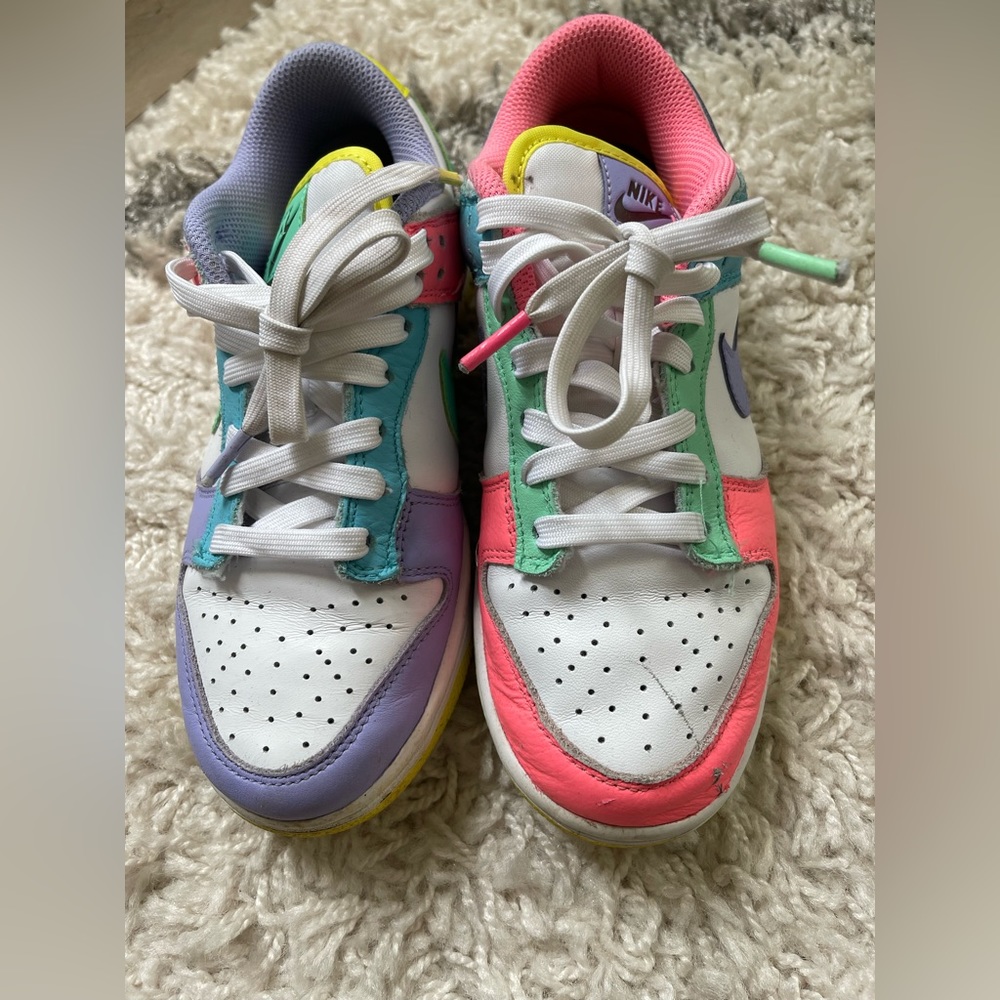 Nike - Picture 2 of 4